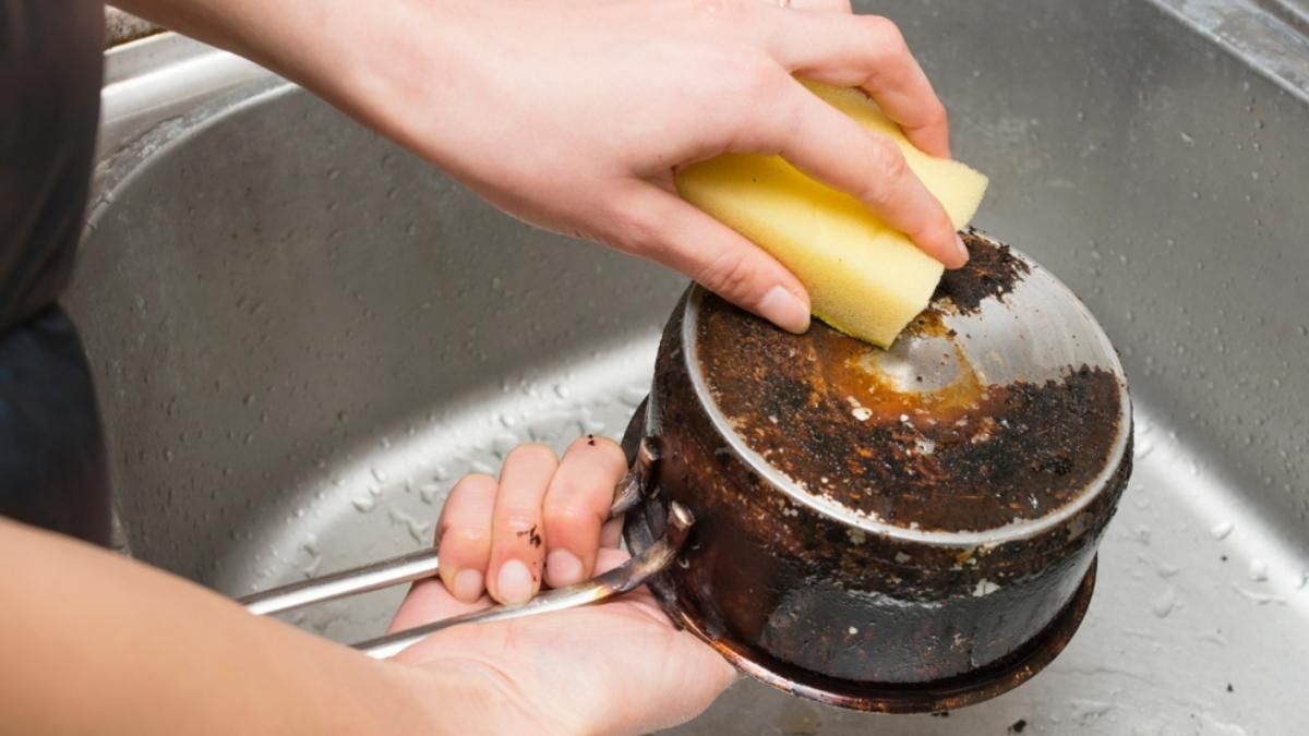 Las ollas engrasadas o quemadas pueden ser devueltas a su gloria anterior con este sencillo truco. Las ollas engrasadas o quemadas pueden ser devueltas a su gloria anterior con este sencillo truco. 