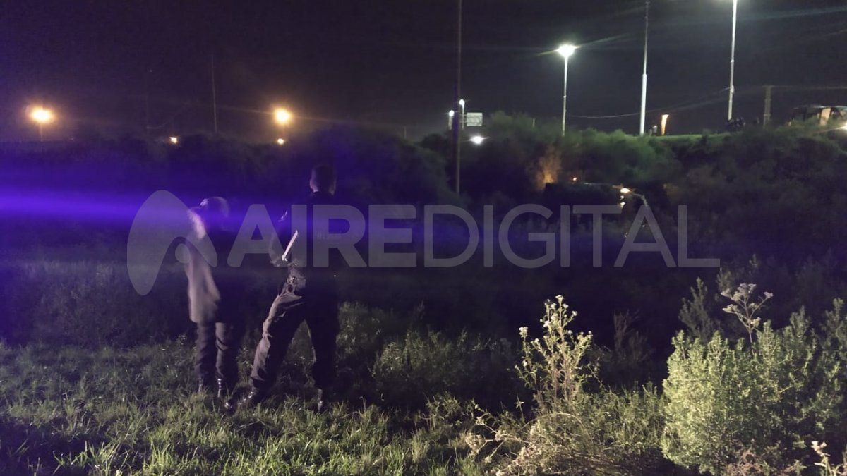 La combi escolar terminó a varios metros de la autopista tras el despiste. 