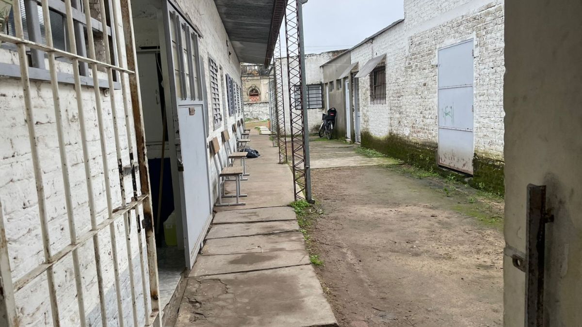Los ladrones entraron por un tapial lindero a la escuela. Los ladrones entraron por un tapial lindero a la escuela.
