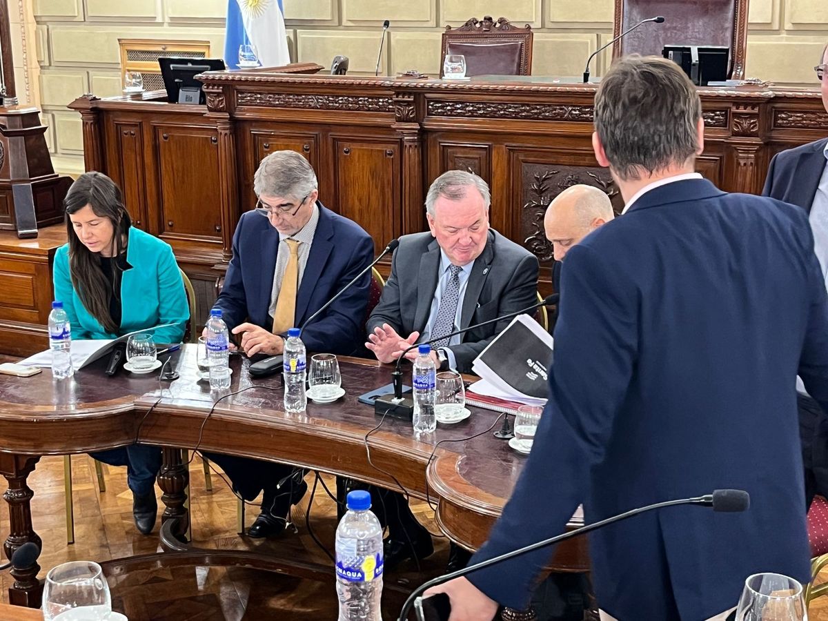 El Ejecutivo solicita autorización para tomar un endeudamiento de casi 55 millones de euros. Los fondos serán otorgados por la Agencia Francesa para el Desarrollo y estarán destinados a obras de infraestructura orientadas a la eficiencia energética. El Ejecutivo solicita autorización para tomar un endeudamiento de casi 55 millones de euros. Los fondos serán otorgados por la Agencia Francesa para el Desarrollo y estarán destinados a obras de infraestructura orientadas a la eficiencia energética.