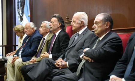 Cinco de los seis integrantes de la Corte Suprema de Justicia de Santa Fe tienen más de 75 años. El restante, supera los 65 años. Cinco de los seis integrantes de la Corte Suprema de Justicia de Santa Fe tienen más de 75 años. El restante, supera los 65 años.