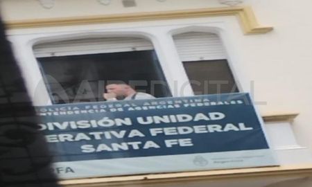 La fotografía de Suris fumando en la ventana de una oficina forma parte de la causa. La fotografía de Suris fumando en la ventana de una oficina forma parte de la causa.