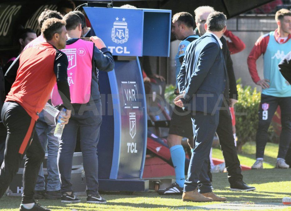 El VAR cumplió un rol fundamental para que el árbitro del clásico santafesino, Darío Herrera, expulse a Facundo Garcés y Juan Carlos Portillo.