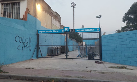 Los hinchas de Colón le respondieron a los de Belgrano. Los hinchas de Colón le respondieron a los de Belgrano.