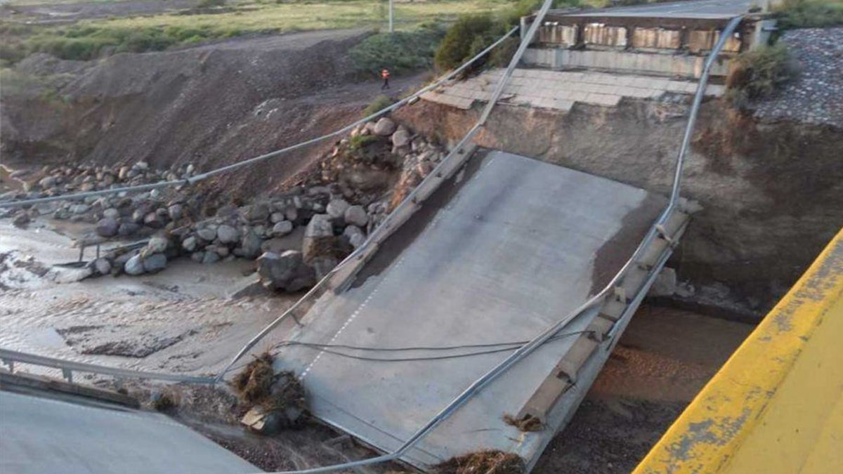 El derrumbe se produjo por las intensas lluvias que provocaron una creciente muy alta.