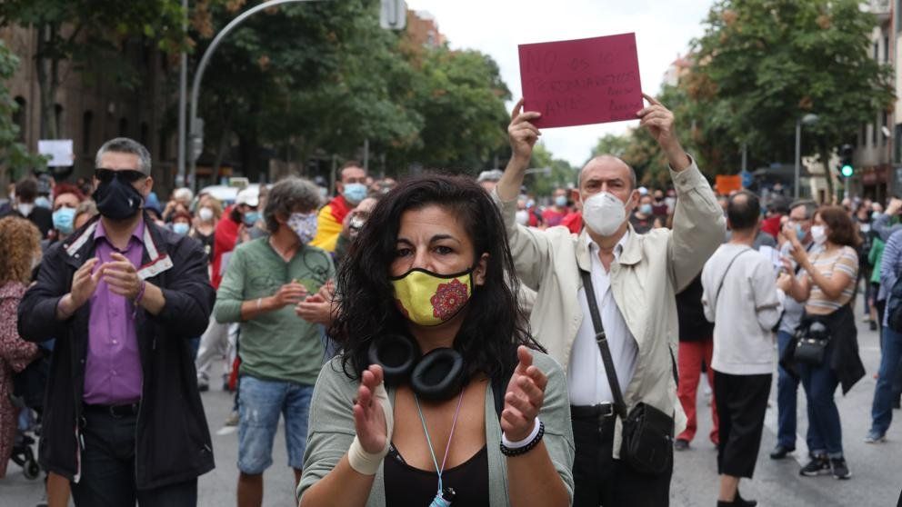 A pocas horas de que entren en vigor las restricciones a la movilidad miles de madrileños realizaron este domingo una docena de movilizaciones contra las medidas ineficaces y discriminatorias.