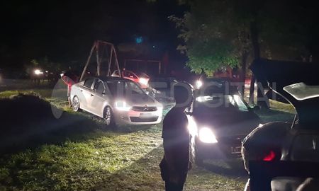 Los policías encontraron a cientos de personas dentro de la quinta. Los policías encontraron a cientos de personas dentro de la quinta.