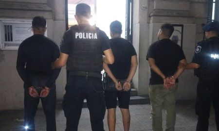 Los tres sospechosos fueron trasladados hasta la Comisaría Primera en donde se tramitó el procedimiento. Los tres sospechosos fueron trasladados hasta la Comisaría Primera en donde se tramitó el procedimiento.