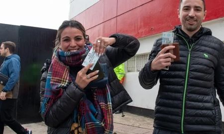 Los hinchas comenzaron con el canje de las entradas para el partido ante Ecuador. Los hinchas comenzaron con el canje de las entradas para el partido ante Ecuador.
