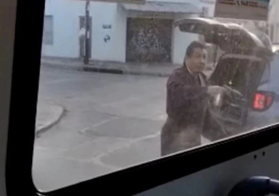 Un conductor se bajó del auto y amenazó con un arma a un colectivero: le quería pegar un tiro
