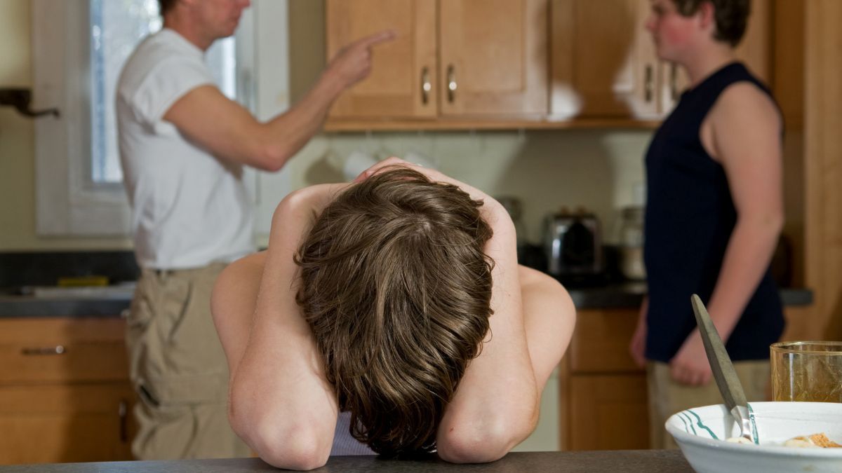 Muchas heridas emocionales de la infancia reaparecen años después en relaciones y conductas adultas. Muchas heridas emocionales de la infancia reaparecen años después en relaciones y conductas adultas.