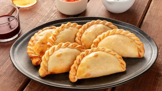 El truco para hacer un repulgue de empanadas perfecto y que no se abran en el horno