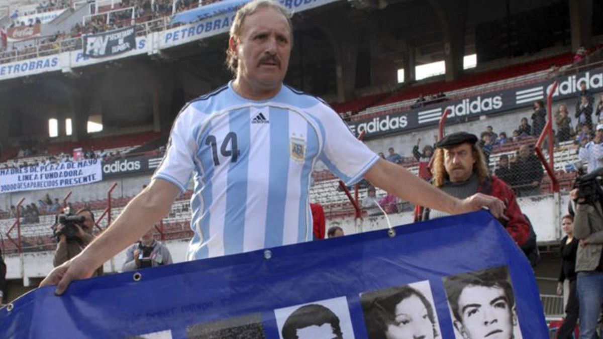 “Esto no lo conté nunca”, arrancaba Leopoldo Luque del otro lado del teléfono y después de más de una hora de entrevista. Fue en julio de 2020. Este lunes, tras estar internado más de tres semanas tras sufrir coronavirus falleció a los 71 años.