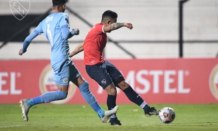Independiente logró un empate agónico con diez jugadores en Uruguay. Independiente logró un empate agónico con diez jugadores en Uruguay.