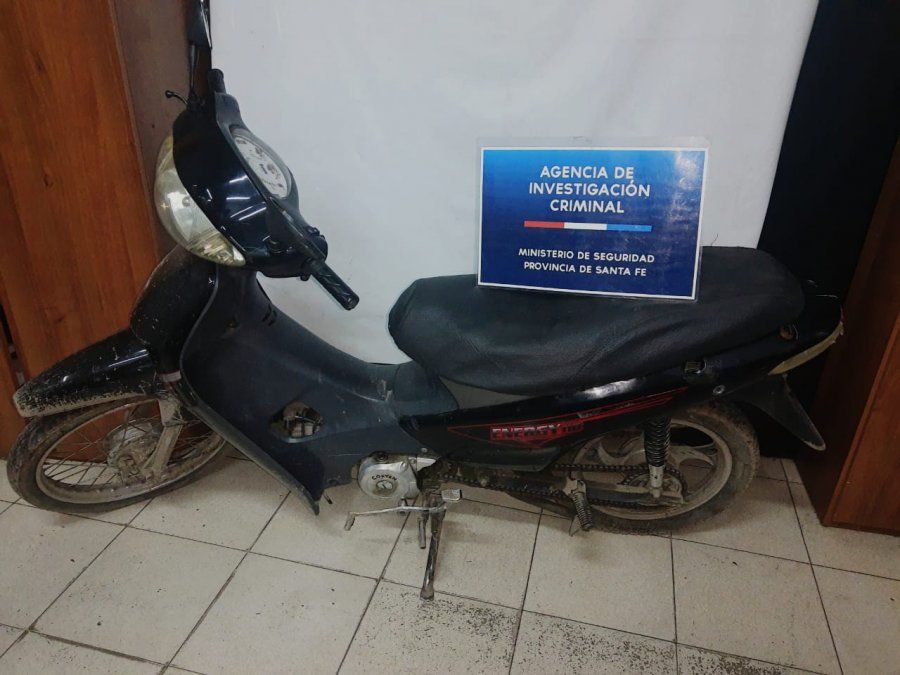 La moto marca Corven Energy 110 C.C. de color negra secuestrada en el allanamiento