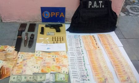 El juez Federal de Garantías, Vera Barros, prorrogó la prisión preventiva por 60 días a siete integrantes de la Policía de Acción Táctica (PAT) de la Policía de la Provincia de Santa Fe por allanamiento ilegal y comercio de drogas. El juez Federal de Garantías, Vera Barros, prorrogó la prisión preventiva por 60 días a siete integrantes de la Policía de Acción Táctica (PAT) de la Policía de la Provincia de Santa Fe por allanamiento ilegal y comercio de drogas.