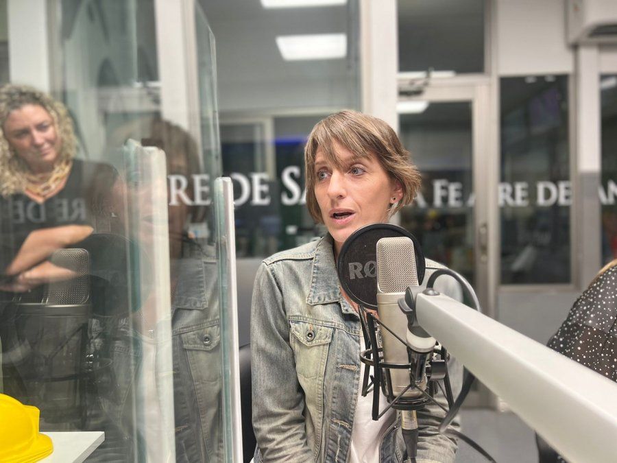 Andrea Viñuela, periodista especializada en temas judiciales, comenzó con móviles y columnas en vivo, y ahora también forma parte de la redacción de AIRE Digital.