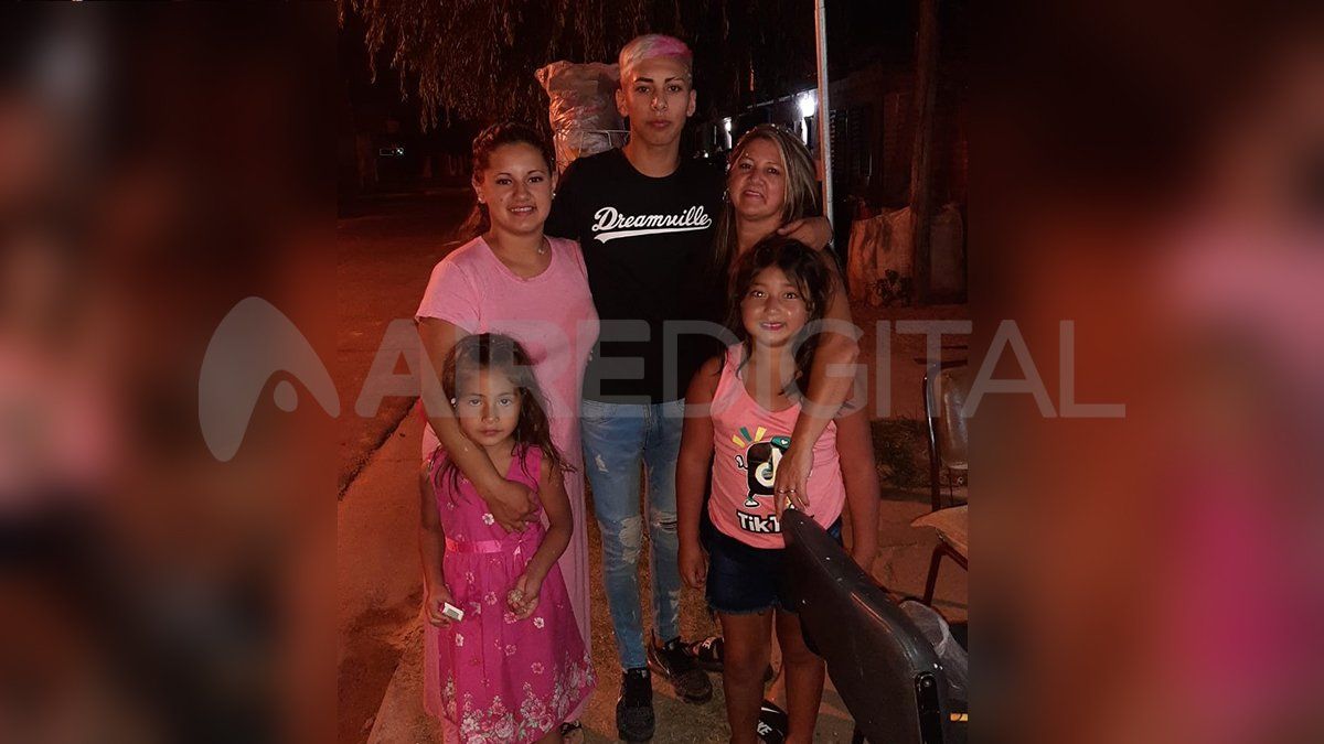 Gabriela (41) junto a sus tres hijos: Érica (24), Matías (16) y Jazmín (8) -hermanos de Brian- y su nieta Delfina (5), hija de Érica