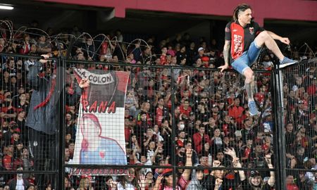 Desde el Ministerio de Seguridad aseguran que algunos barras intentaron que el partido se suspendiera. Detrás, una de las tribunas colmadas. Desde el Ministerio de Seguridad aseguran que algunos barras intentaron que el partido se suspendiera. Detrás, una de las tribunas colmadas.