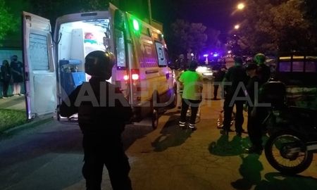 El intento de asalto motochorro se registró en la esquina de Pedro Vittori y Pedro Zenteno. Hasta allí llegaron tres patrulleros y una ambulancia. El intento de asalto motochorro se registró en la esquina de Pedro Vittori y Pedro Zenteno. Hasta allí llegaron tres patrulleros y una ambulancia.
