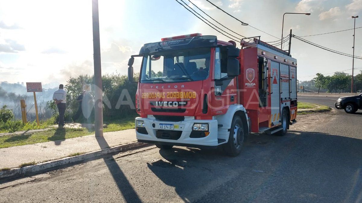 Una dotación de bomberos llegó a la zona para luchar contra las llamas cercanas al centro comercial de barrio El Pozo.