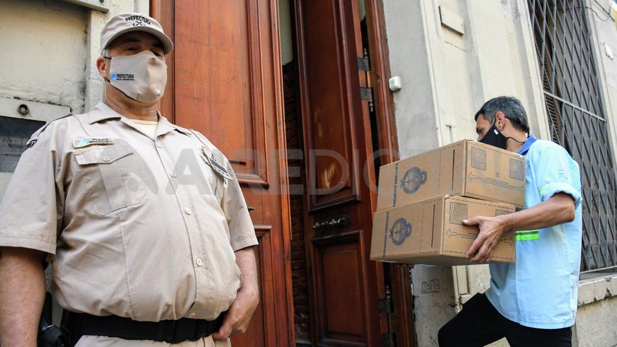 A través del trabajo del Correo Argentino, se distribuye el material necesario para los comicios comprende más de 16 mil vehículos, para distribuir unas 104 mil urnas en 17 mil locales habilitados para las elecciones generales del domingo. A través del trabajo del Correo Argentino, se distribuye el material necesario para los comicios comprende más de 16 mil vehículos, para distribuir unas 104 mil urnas en 17 mil locales habilitados para las elecciones generales del domingo.