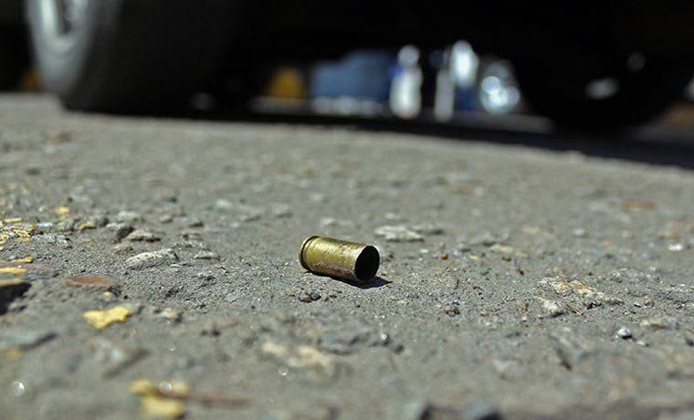 Jugaba con sus hijos en la plaza y una bala perdida le rozó la cabeza