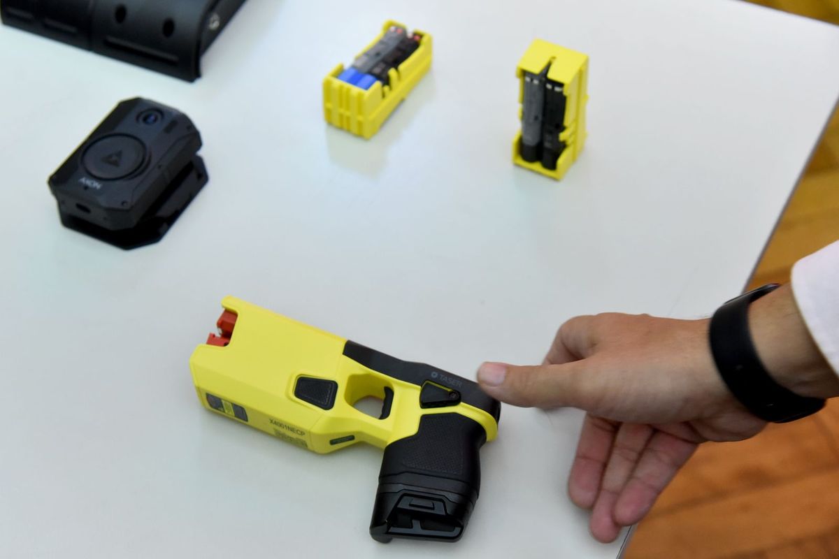 El objetivo de estas armas, que cuentan con una tecnología no letal, es mejorar la seguridad pública y dotar a los efectivos de nuevas herramientas para su labor. El objetivo de estas armas, que cuentan con una tecnología no letal, es mejorar la seguridad pública y dotar a los efectivos de nuevas herramientas para su labor.