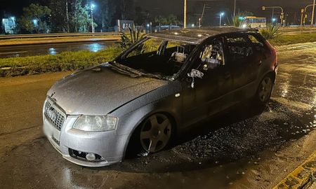 El auto incendiado es marca Audi y quedó sobre la colectora de la Ruta Provincial 1. El auto incendiado es marca Audi y quedó sobre la colectora de la Ruta Provincial 1.