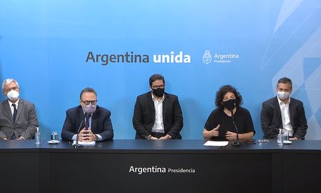 La ministra de Salud, Carla Vizzotti y el ministro de Desarrollo Productivo, Matias Kulfas, durante la conferencia de prensa que ofrecen desde la Casa Rosada. La ministra de Salud, Carla Vizzotti y el ministro de Desarrollo Productivo, Matias Kulfas, durante la conferencia de prensa que ofrecen desde la Casa Rosada.