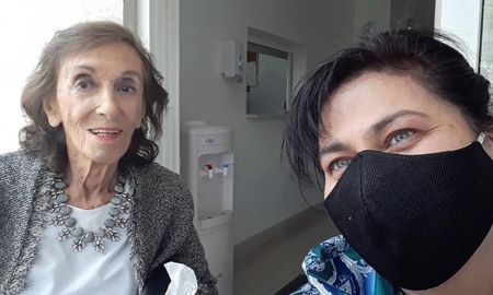 Mirta Wons se hizo presente en la residencia donde vive Hilda Bernard. Mirta Wons se hizo presente en la residencia donde vive Hilda Bernard.
