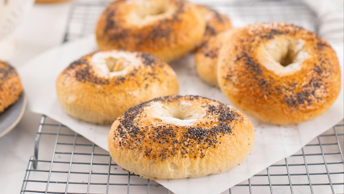 Disfrutá de unos deliciosos bagels caseros sin complicaciones. Disfrutá de unos deliciosos bagels caseros sin complicaciones.