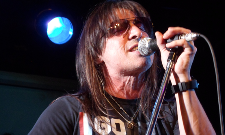 Adrián Barilari, el cantante de Rata Blanca, está presentando tres discos mostrándose en facetas diferentes. Además, habló de las nuevas modas en la música.