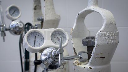 Los pacientes obtienen el oxígeno a través de una red de tuberías, pero algunos hospitales lo reciben en cilindros de gas portátiles que se administran directamente a las personas internadas.
