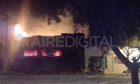 Un galpón se incendió hace días en barrio Los Ángeles y vecinos notan que a poco a poco sus paredes se van desmoronando, por lo que temen derrumbe. Un galpón se incendió hace días en barrio Los Ángeles y vecinos notan que a poco a poco sus paredes se van desmoronando, por lo que temen derrumbe.