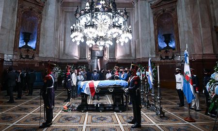 El velorio de Menem comenzó el domingo a las 20 y terminará después del mediodía del lunes. El velorio de Menem comenzó el domingo a las 20 y terminará después del mediodía del lunes.