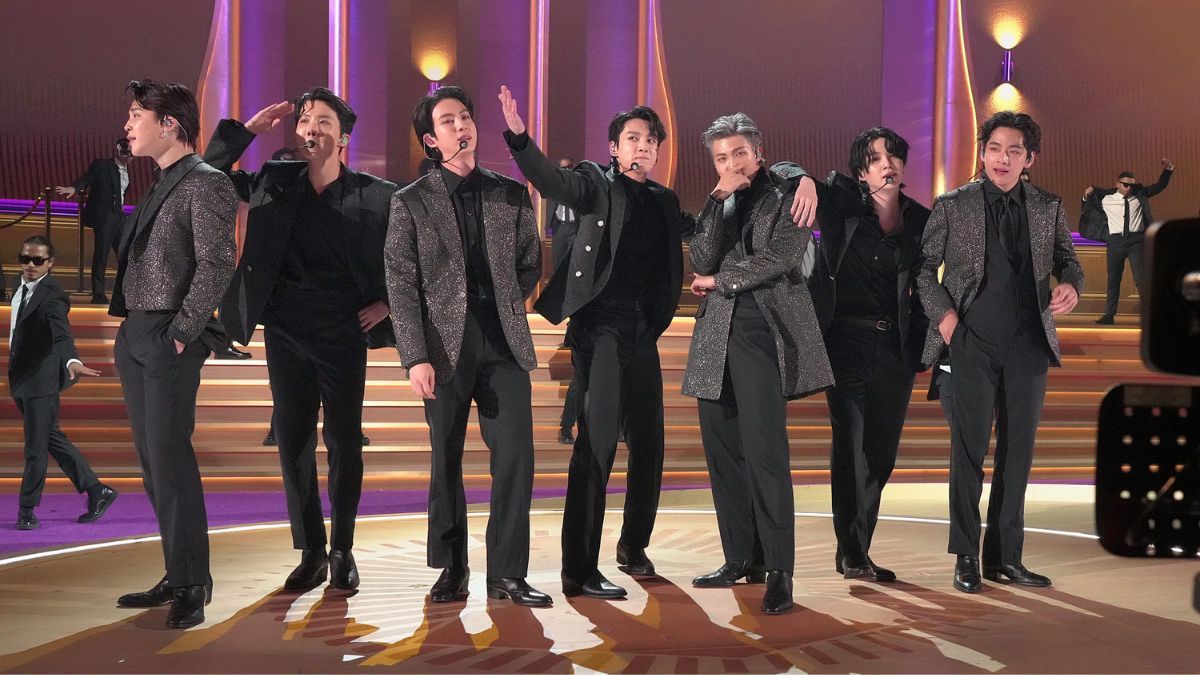 BTS durante su presentaci&oacute;n de "Butter" en la 64.&ordf; edici&oacute;n de los Premios Grammy.