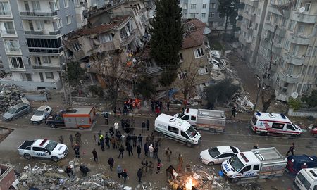 Una vista aérea muestra a personas en caos cerca de edificios derrumbados tras los recientes terremotos en Hatay, Türkiye, el 21 de febrero de 2023.