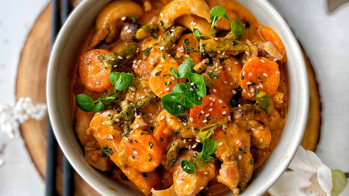 El resultado es un pollo al curry cremoso, especiado y muy jugoso
