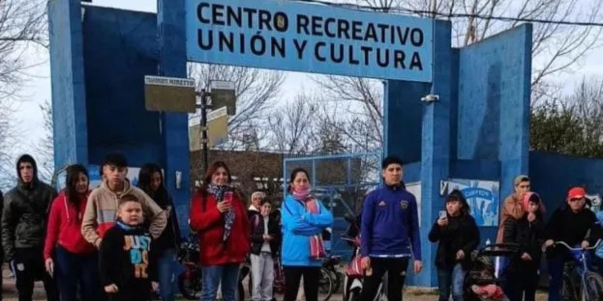 Hinchas y familiares del club Unión y Cultura de Murphy.
