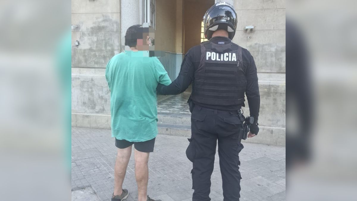 El hombre de 48 años fue aprehendido por la Brigada Motorizada en el pasaje detrás de la Municipalidad