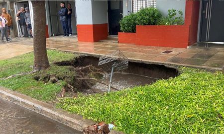 Las intensas lluvias en Santa Fe provocaron un importante socavón en una vereda de calle República de Siria. Las intensas lluvias en Santa Fe provocaron un importante socavón en una vereda de calle República de Siria.