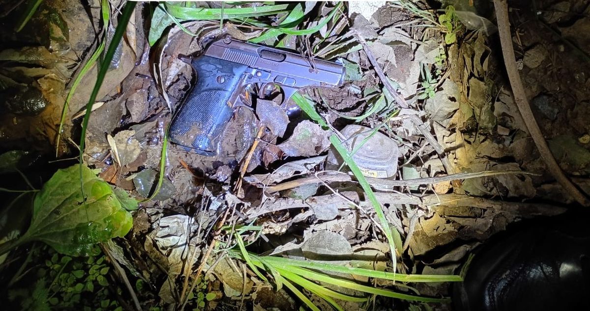 El arma de fuego que los agentes de la Policía de Acción Táctica secuestraron durante el procedimiento. 