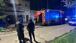 altText(Incendio en barrio Centenario: una familia tuvo que evacuar su casa tras un cortocircuito)}