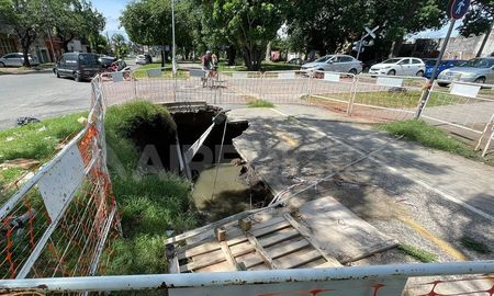El socavón sigue expandiéndose y amenaza con tragarse parte del asfalto de la bicisenda. El socavón sigue expandiéndose y amenaza con tragarse parte del asfalto de la bicisenda.