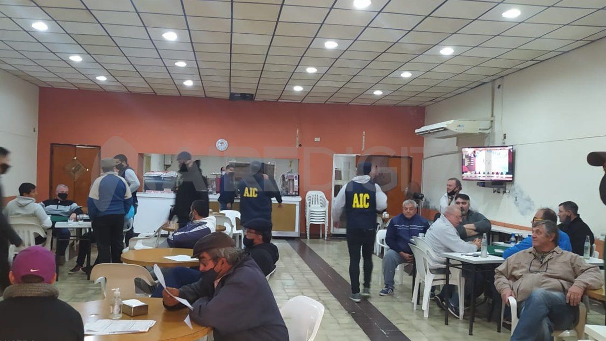 Ceres: los efectivos de la A.I.C allanaron un local en calle Freyre y Teodoro Hertz, donde se constató la administración y operación de sistemas electrónicos de captación de juegos de azar