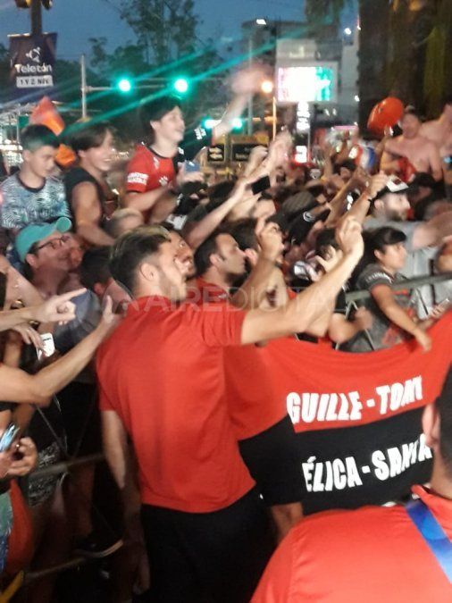 Durante el banderazo de los hinchas de Col&oacute;n en el hotel