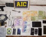 Se secuestraron armas de fuego, dinero en efectivo y cocaina y marihuana fraccionada para la venta Se secuestraron armas de fuego, dinero en efectivo y cocaina y marihuana fraccionada para la venta
