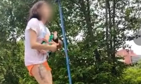 Video: una mujer amenazó con tirar a su bebé desde el techo de un auto