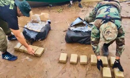 En total había 47 paquetes dentro de las bolsas. En total había 47 paquetes dentro de las bolsas.
